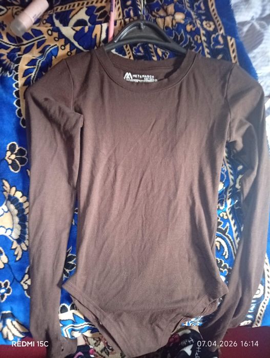 Боді з вирізом під пальчик