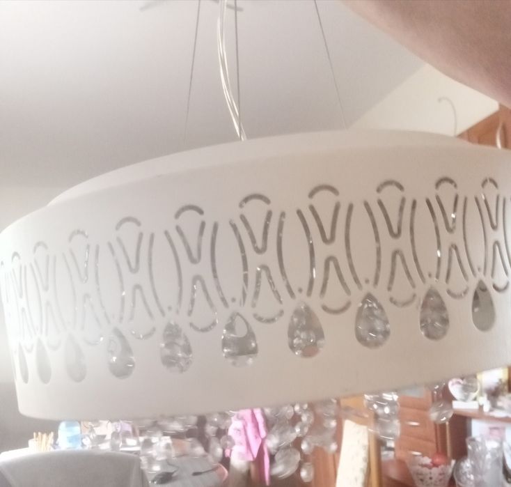 Żyrandol  biały stan  dobry