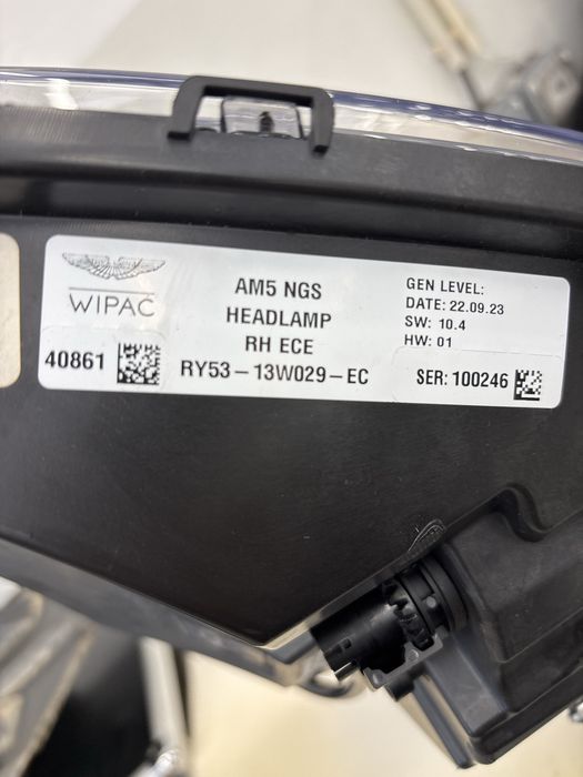 Farol frente Aston Martin