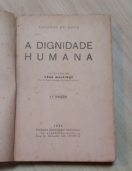 Livro antigo "A dignidade humana"