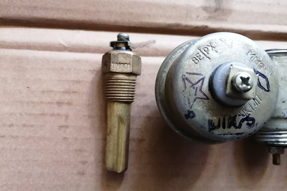 Датчики газ 21 .