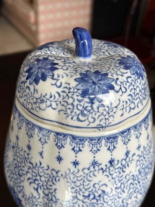 Pote Azul e Branco com Motivo Floral