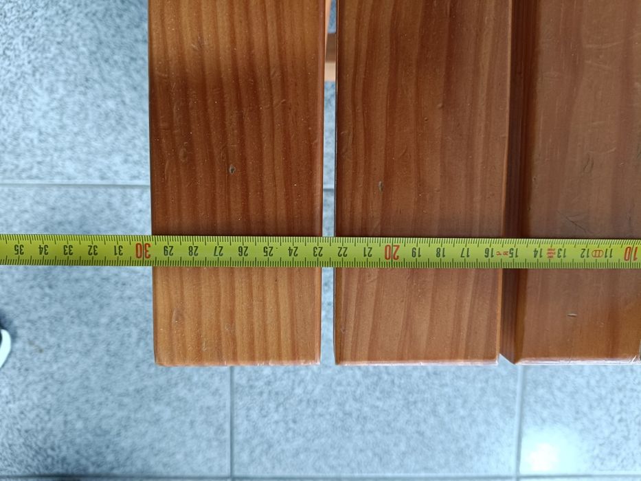 Bancos de madeira como novos