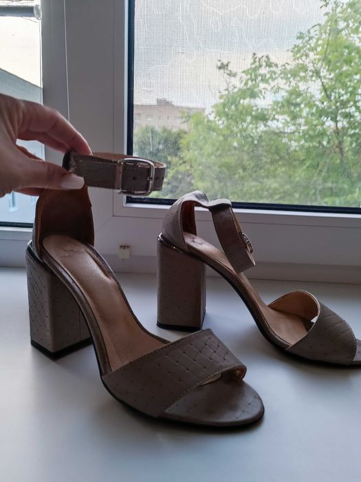 Шкіряні босоніжки на підборах