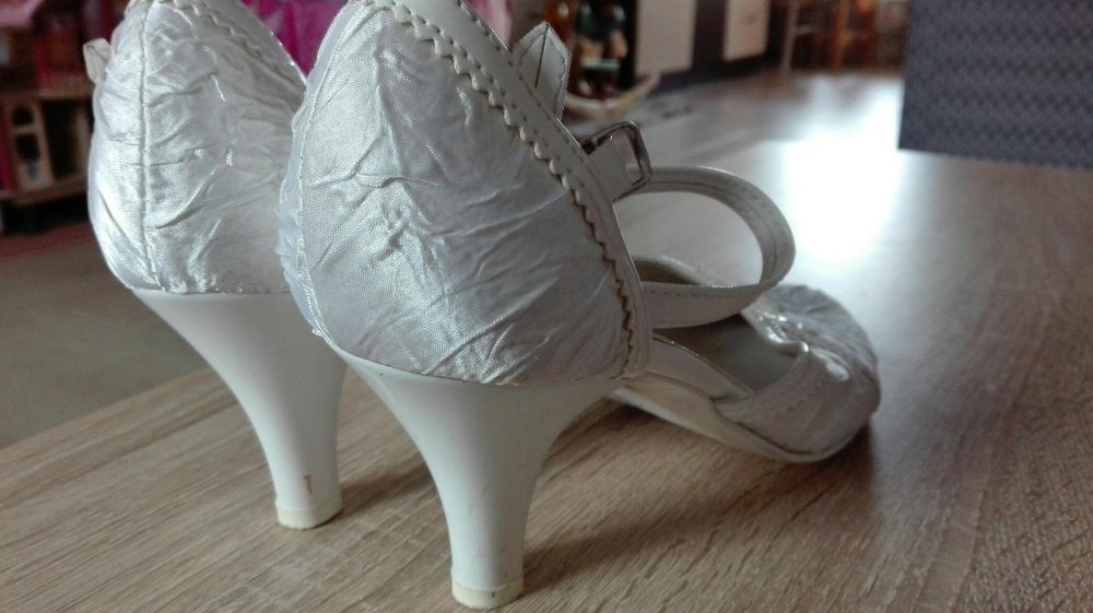 Buty ślubne białe