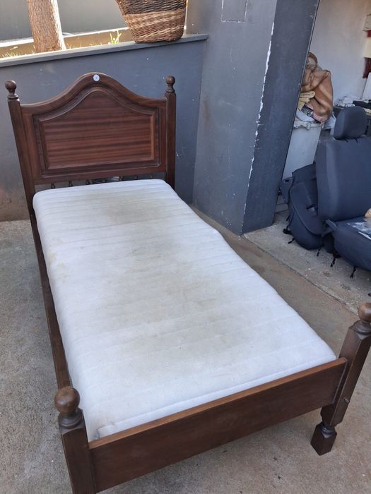Cama ee solteiro com colchao