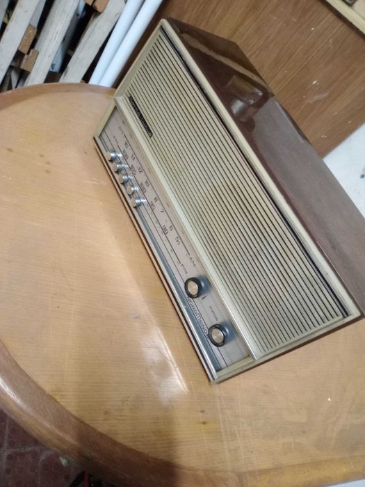 Rádio NORMA-LUXUS antigo num estado imaculado