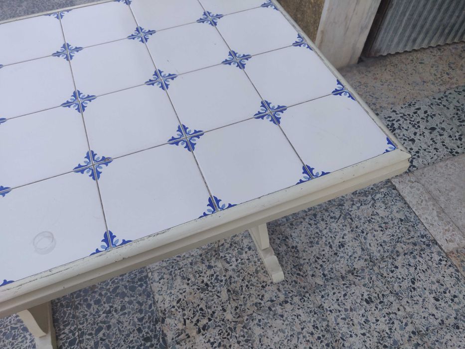 Mesa com azulejos