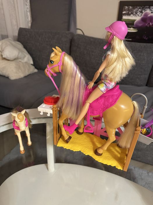 Barbie ,zagroda oraz konie