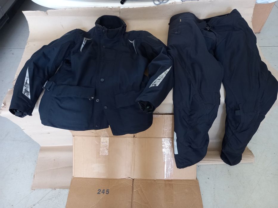 Fatos e Botas Pretas de Mota