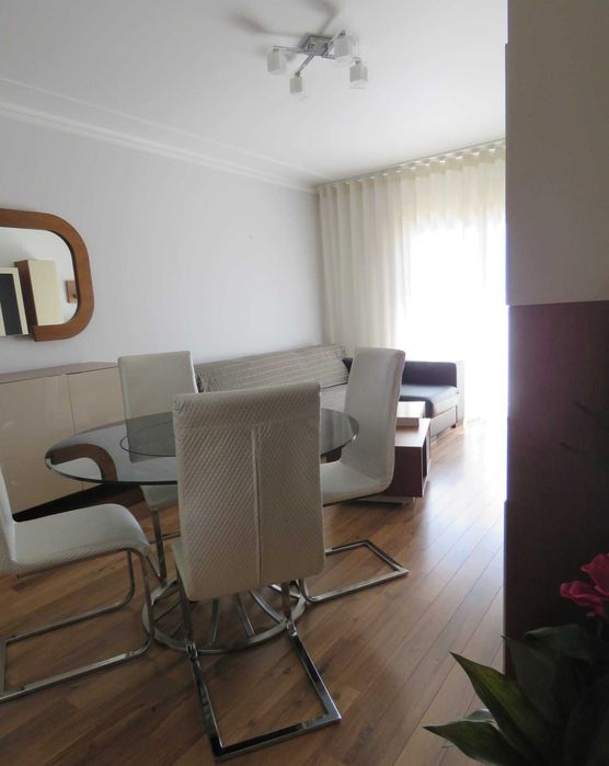 Mobiliário de Sala Completo (13 Peças) – Design Moderno Lacado/Nogueira