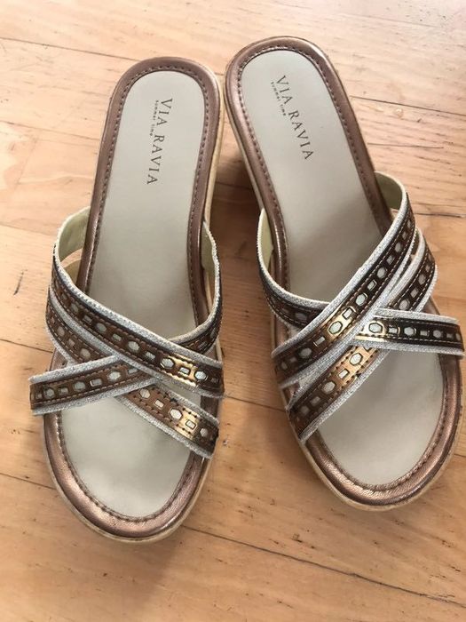 Klapki na niskim koturnie 38