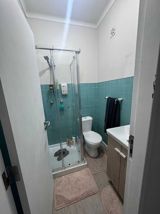 Quarto p/ Casal em Alhandra c casa de banho privativa e marquise