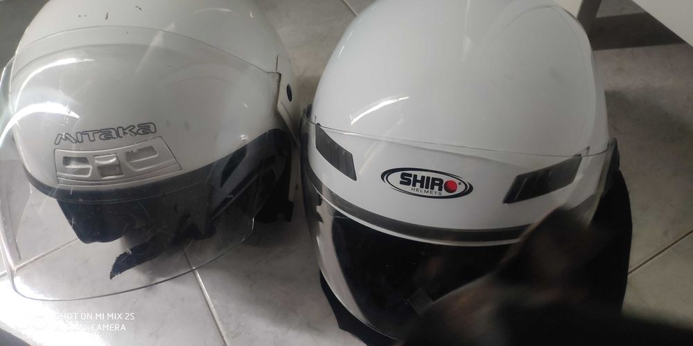 Dois capacetes brancos