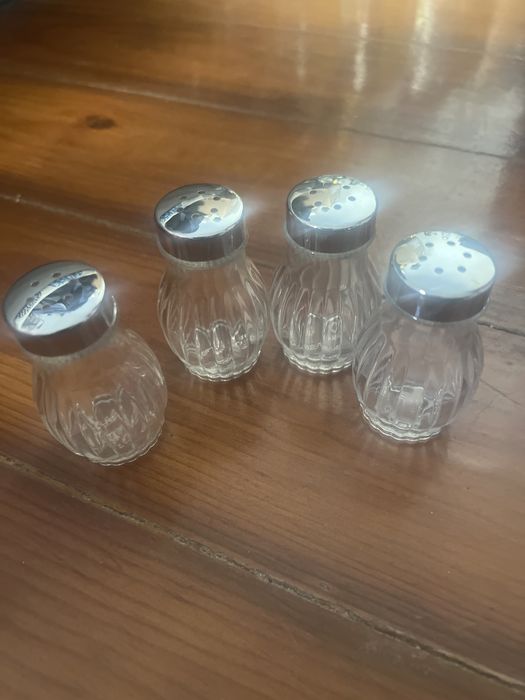 4 saleiros e pimenteiros  em vidro novos