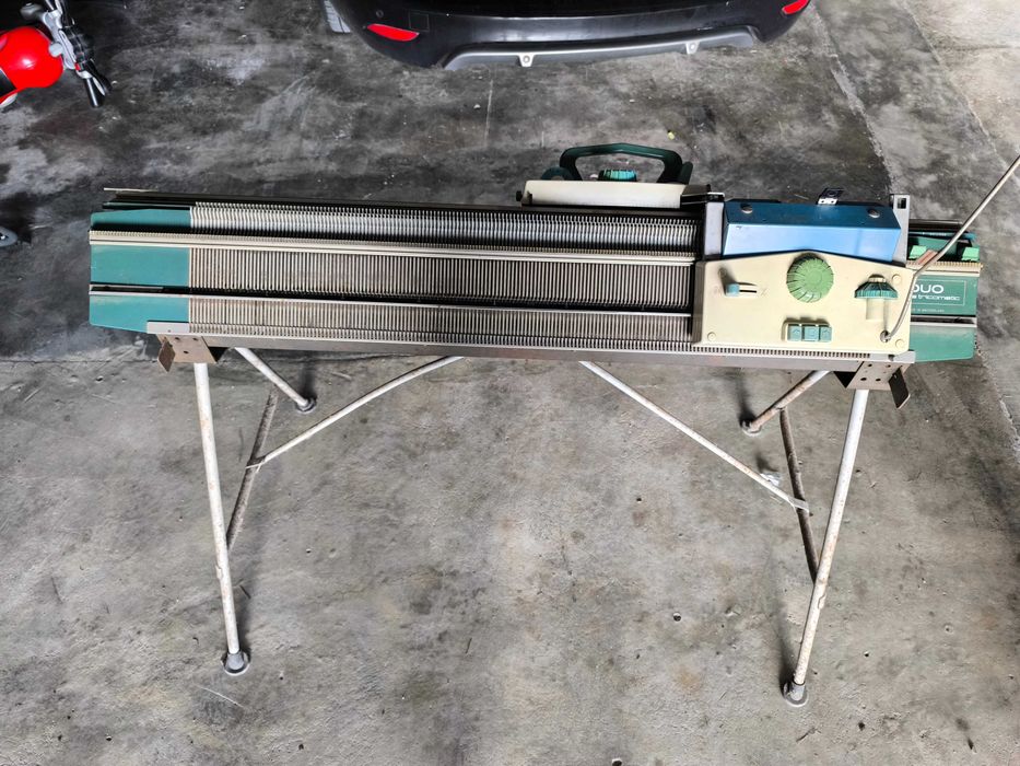 Vendo máquina de tricotar DUO Swiss Tricomatic