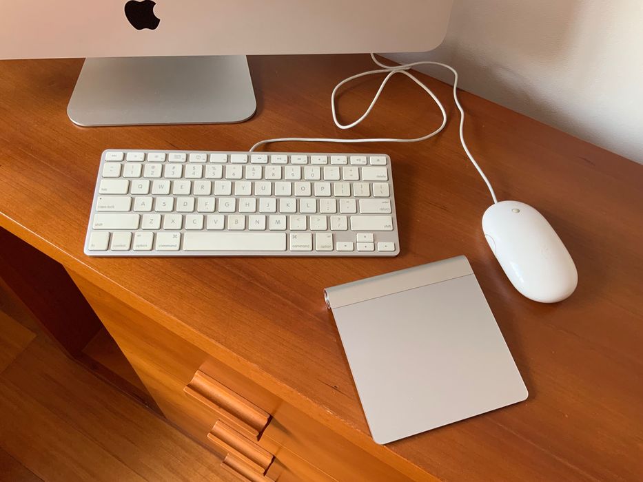 iMac 3.06 GHz intel core 2 Duo, 8 GB, NVDIA 512 MB, track pad wireless