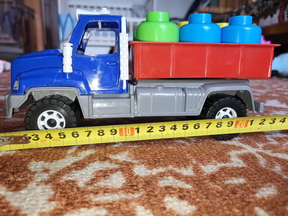 Машина-вантажівка з бідонами