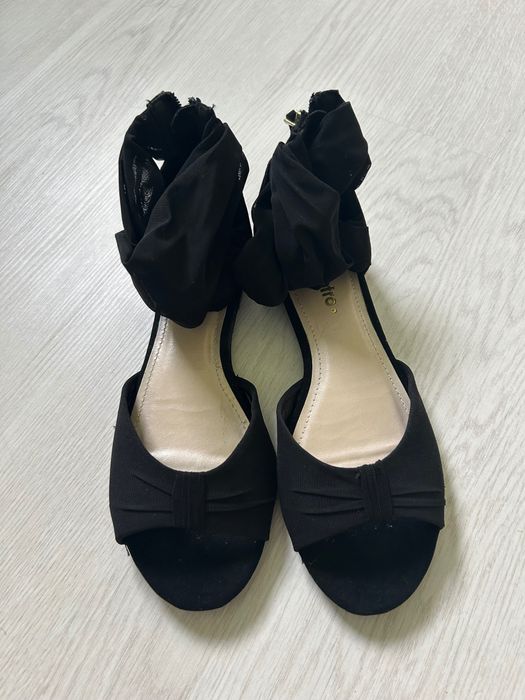 Eleganckie, czarne sandałki