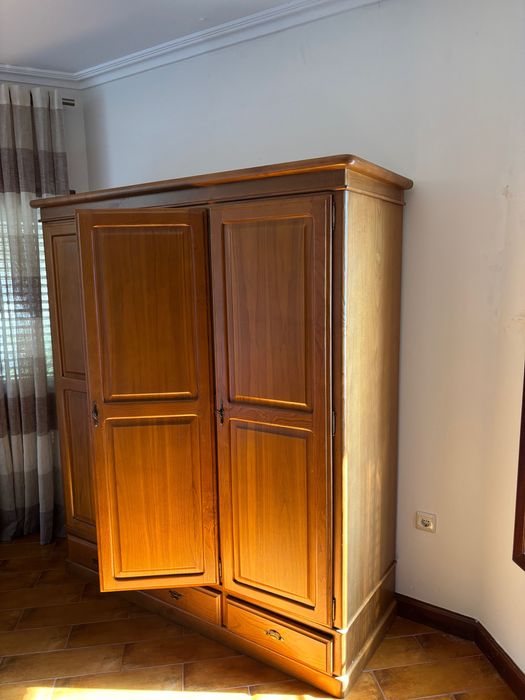 Roupeiro em Madeira Maciça – Clássico, Robusto e Espaçoso