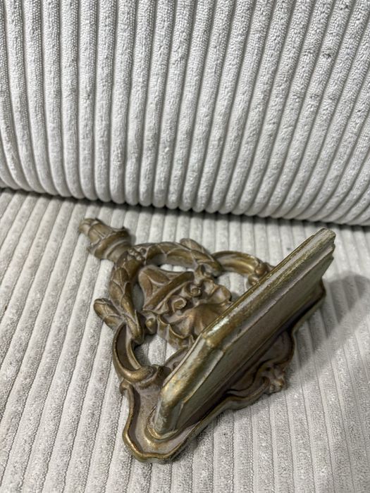 zabytkowy wspornik półki lub ozdoba kominkowa.