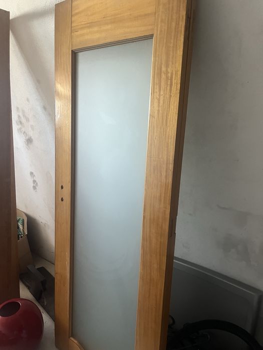2 portas com vidro fosco.