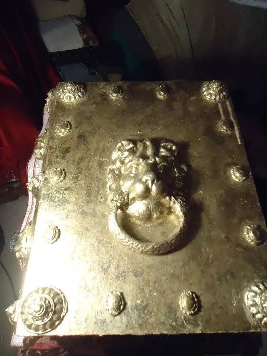 Livro / Caixa Dourada com Cabeça de Leão