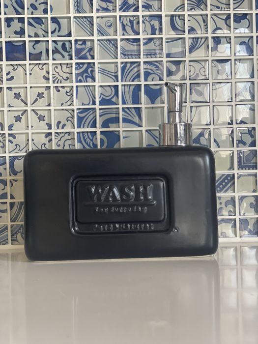 Dispensador de sabao e esponja