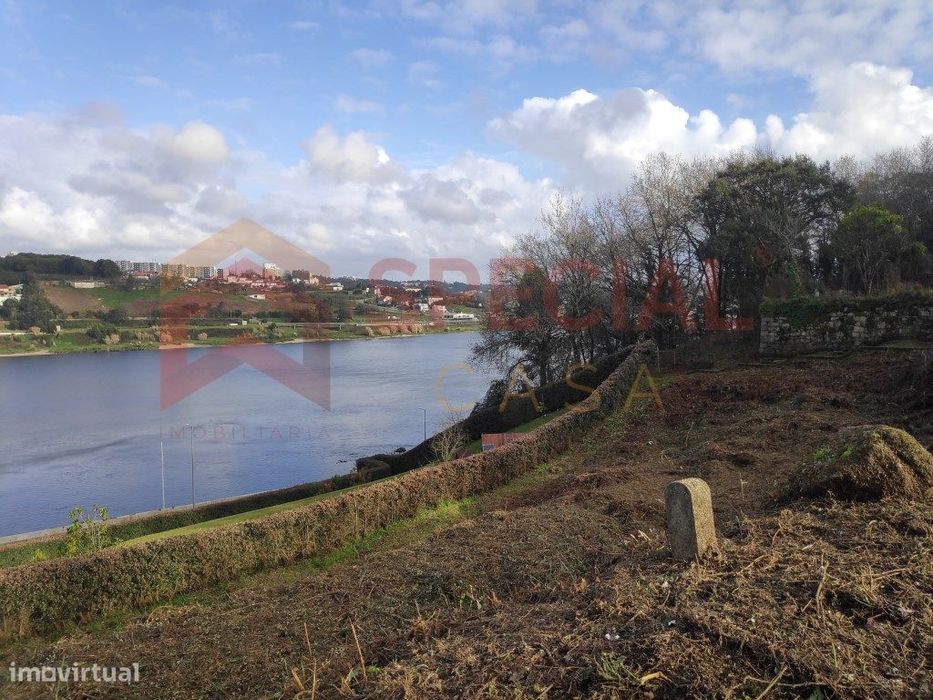 Conjunto de 8 Lotes para Construção junto ao Rio Douro