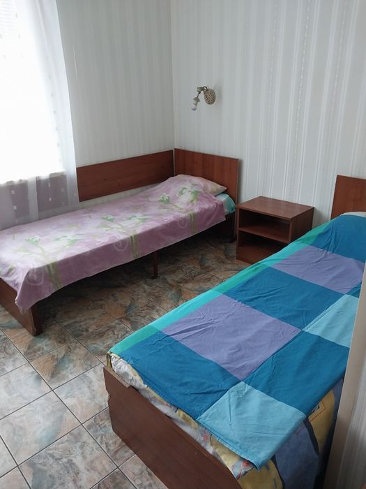 Ра-он автовокзалу охайне житло з усіма зручн. ,опаленння,закрита парк.