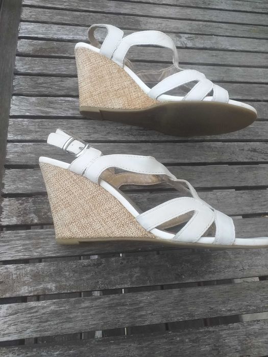 Sandały na koturnie