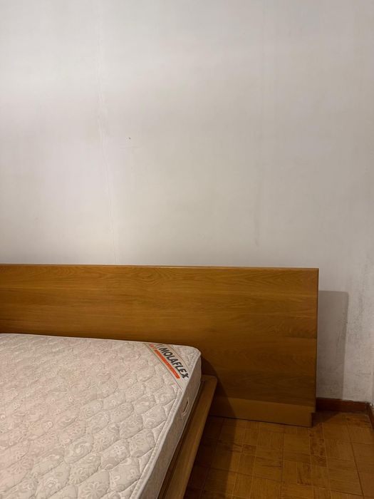 Cama de casal em madeira