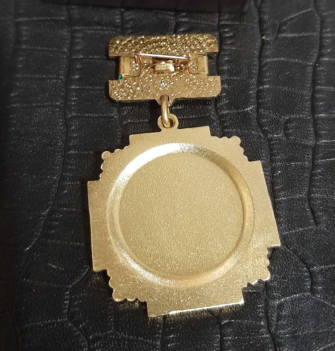 Значок Украины в коробке