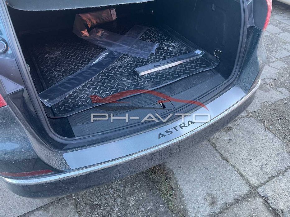 Накладка на задній бампер Opel Astra H Універсал Хром