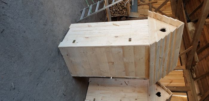 WC toaleta szalet wychodek na budowę z drewna, drewniany