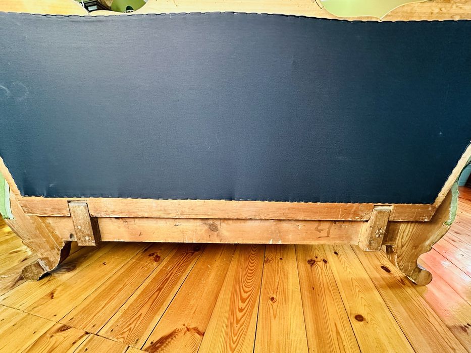 Sofa w stylu ludwikowskim