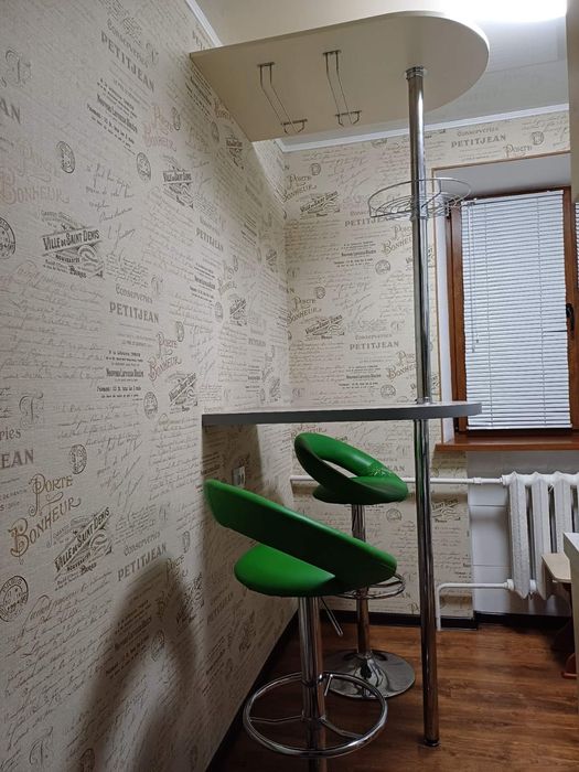 Кухоний стіл-стійка та стільці