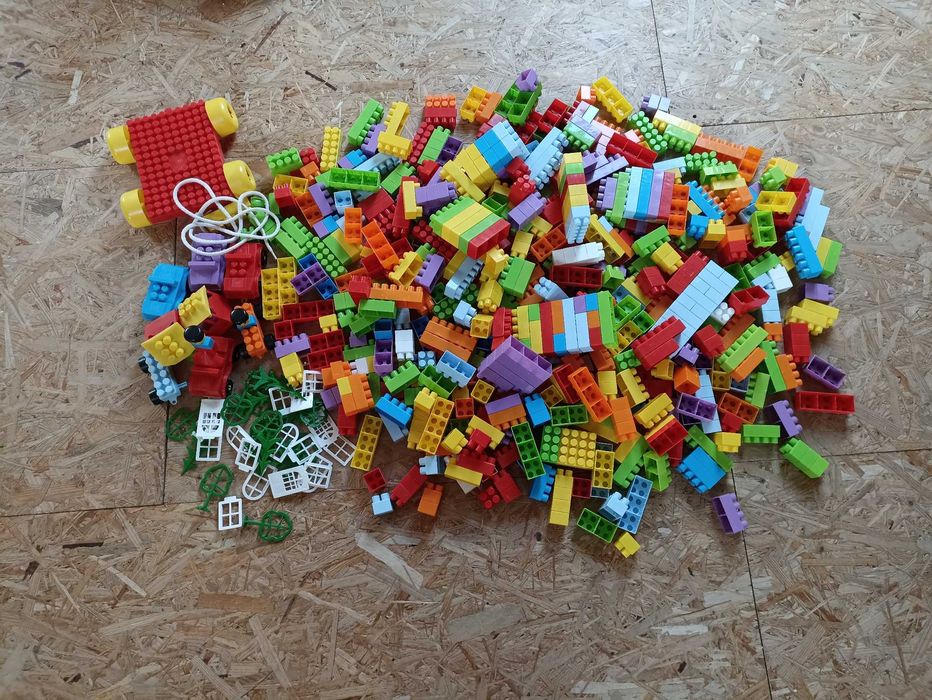 duże, kolorowe klocki konstrukcyjne