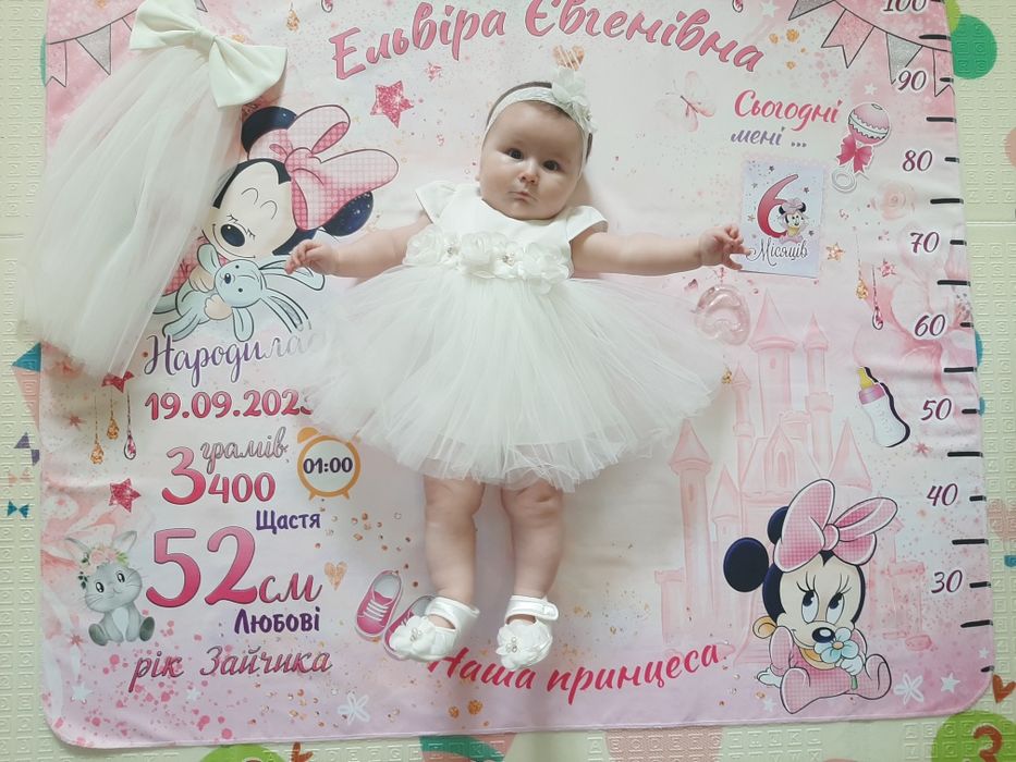 Продам комплект дитяча сукня пов'язка на голову і пінетки...до плаття є ще шлейф з бантиком на булавці...