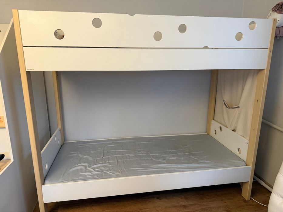 Łóżko piętrowe z lnianymi zasłonami