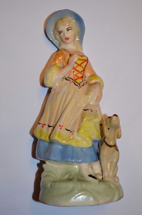 Figurka porcelanowa kobieta z psem naklejka polska