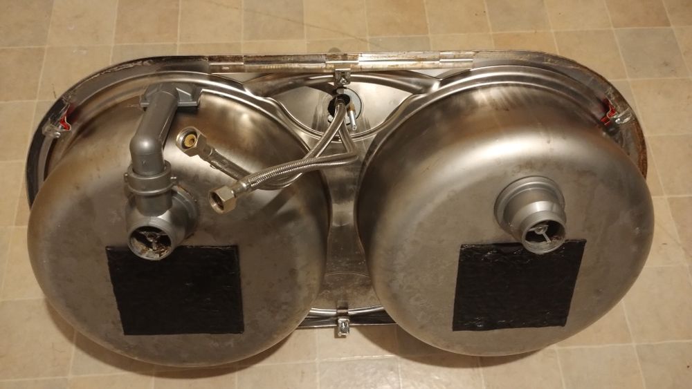 Zlewozmywak dwukomorowy z baterią