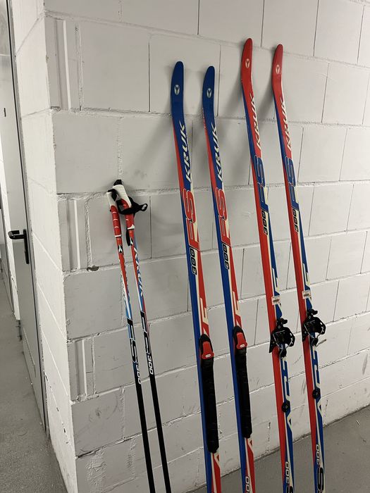 Dwa komplety nart biegowych z butami