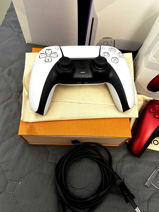 PLAYSTATION 5 1T - Raríssimas vezes usado com 2 controles + base para deixar de pé
