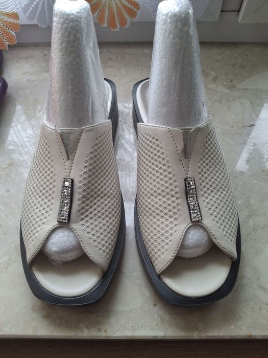 Śliczne klapki na grubszej podeszwie