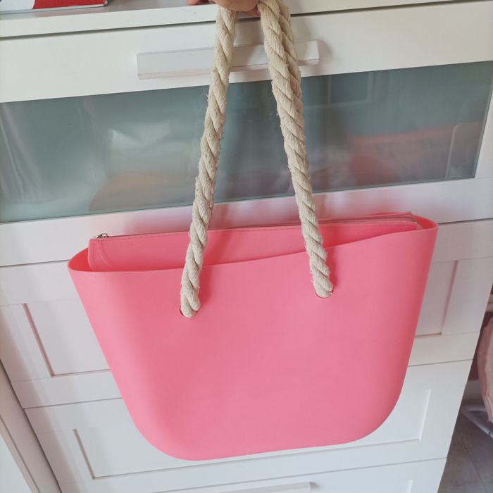 Torba w kolorze koralowym.