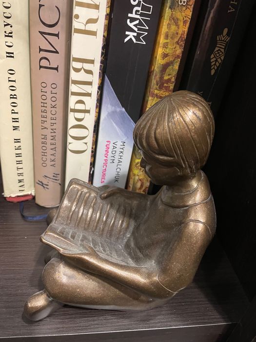 Антикварні вінтажні тримачі для книг - хлопчик і дівчинка з книгою