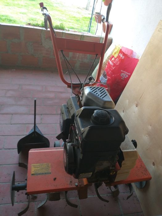 Motoenxada de marca Lena