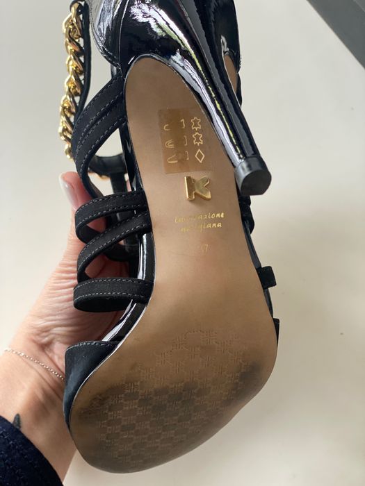 Czółenka Kazar z łańcuchem, skórzane