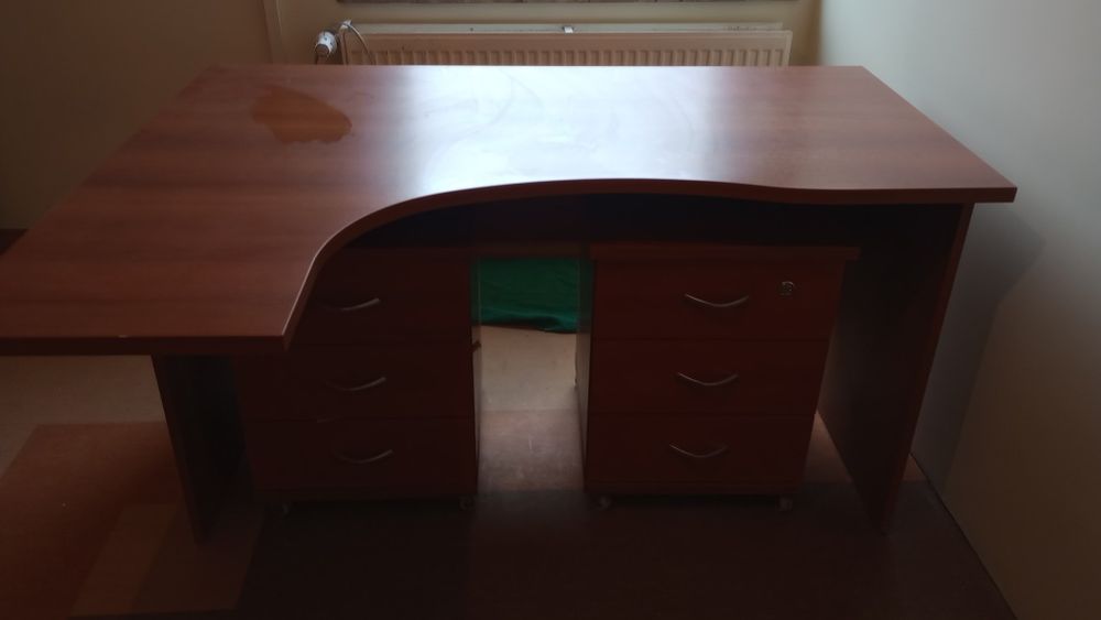 Oddam za darmo trzy biurka różnej wielkości oraz cztery  szafki